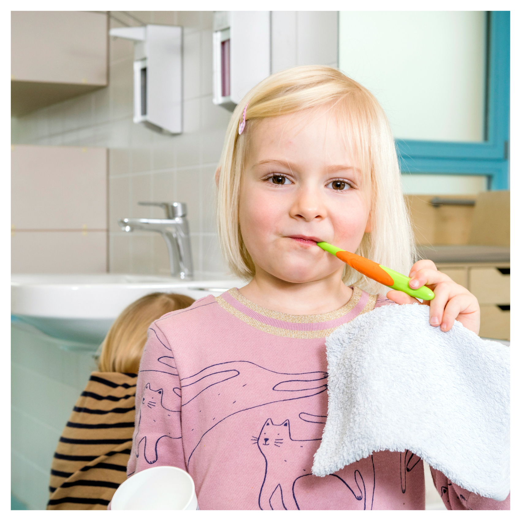 Kleines Mädchen putzt sich die Zähne